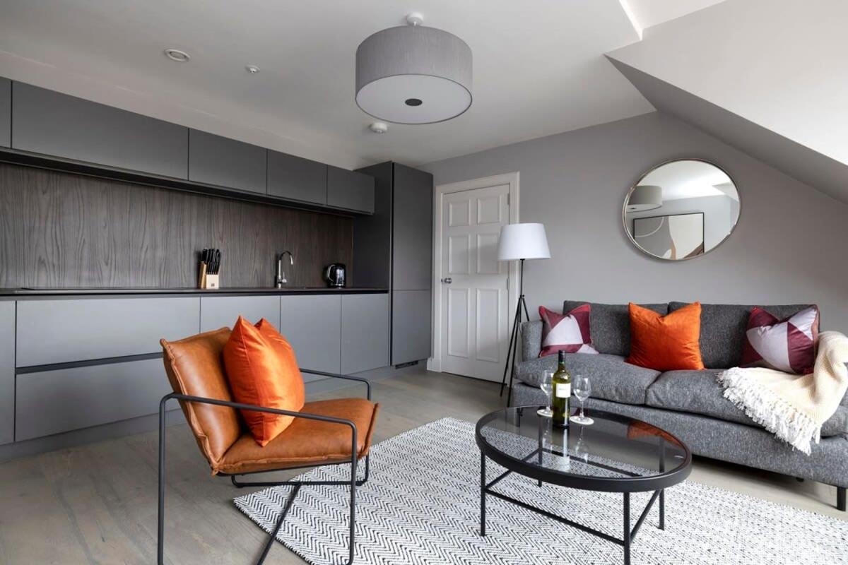 אדינבורו Dragon Suites - City Centre Castle View 1 Bed Apartment מראה חיצוני תמונה