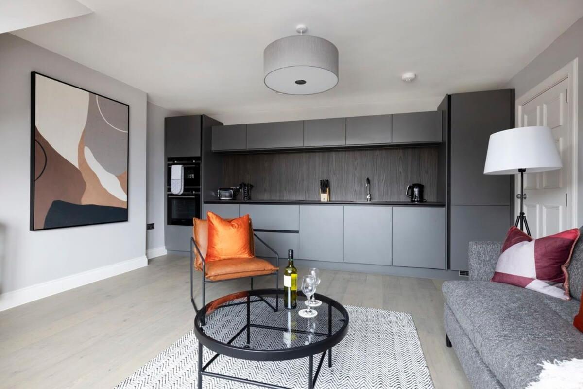 אדינבורו Dragon Suites - City Centre Castle View 1 Bed Apartment מראה חיצוני תמונה