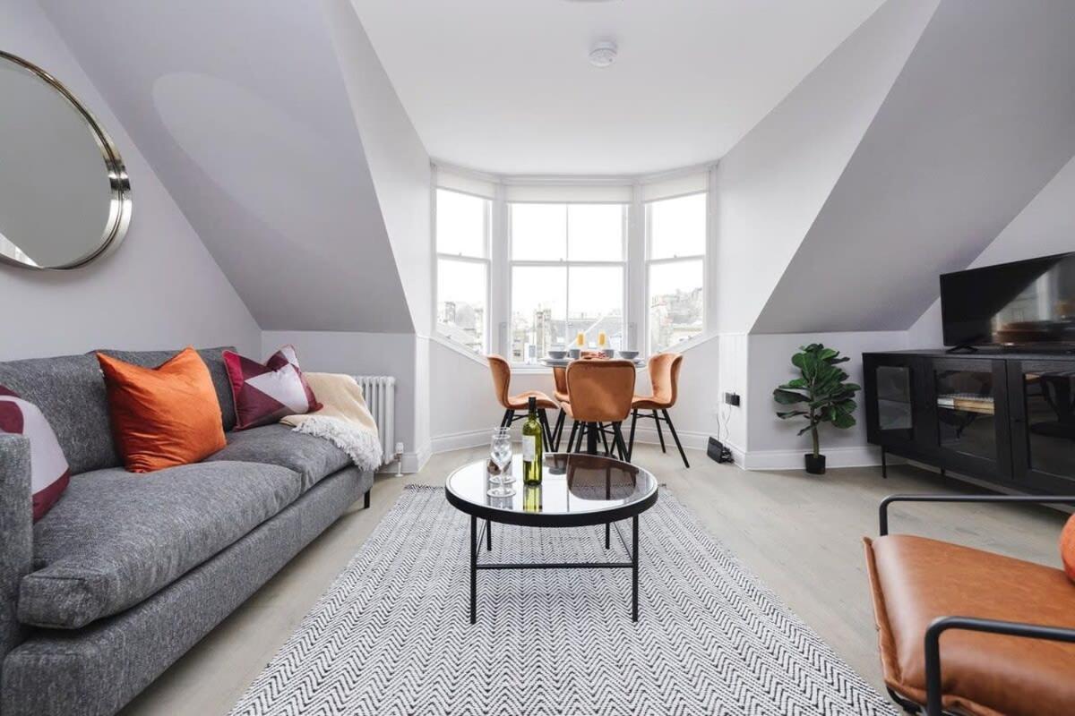 אדינבורו Dragon Suites - City Centre Castle View 1 Bed Apartment מראה חיצוני תמונה